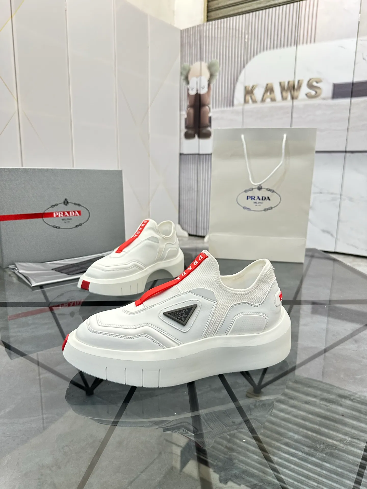 Men's shoes: 💰P500¥ High-end, complete package Product trademark: Prada *"Prada*" low-top casual shoes Regular size: 38-44 (can be customized to 45.46) Couple style Product materials: Upper imported cowhide stitched with original fabric, breathable lining, original outsole. Number: 846